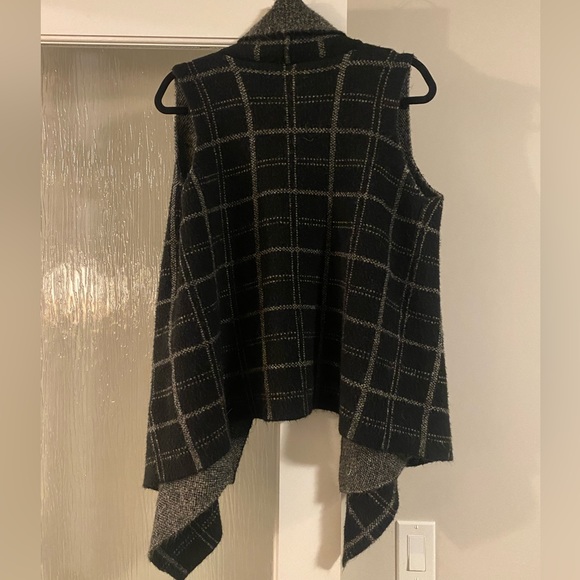 Rain + Rose Black and Grey Plaid Sleeveless Waterfall Sweater Vest Size Medium - Picture 4 of 4